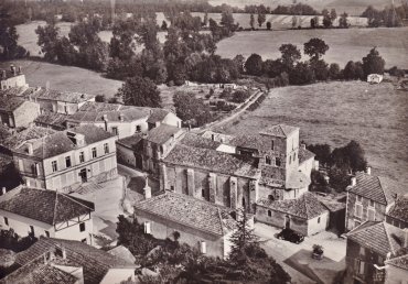 Mairie et église de St-Angeau, vue aérienne vers 1950